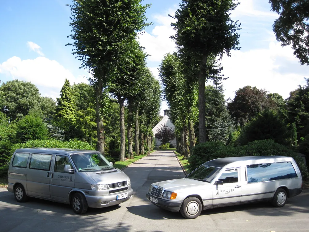 Fahrzeuge des Beerdigungsinstituts Velleuer auf einem Velberter Friedhof