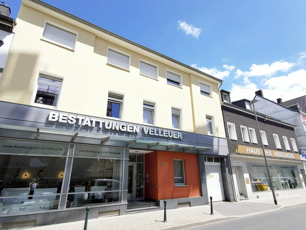 Das Stammhaus an der Oststraße 17–21 mit Ladenlokal und Haus des Abschieds