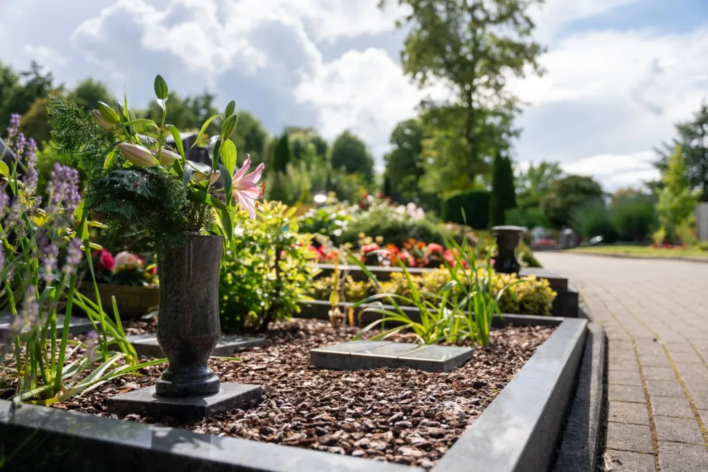 Evangelischer Friedhof Velbert in Velbert-Mitte – bepflanzte Grabstätte mit Vase und Lilie
