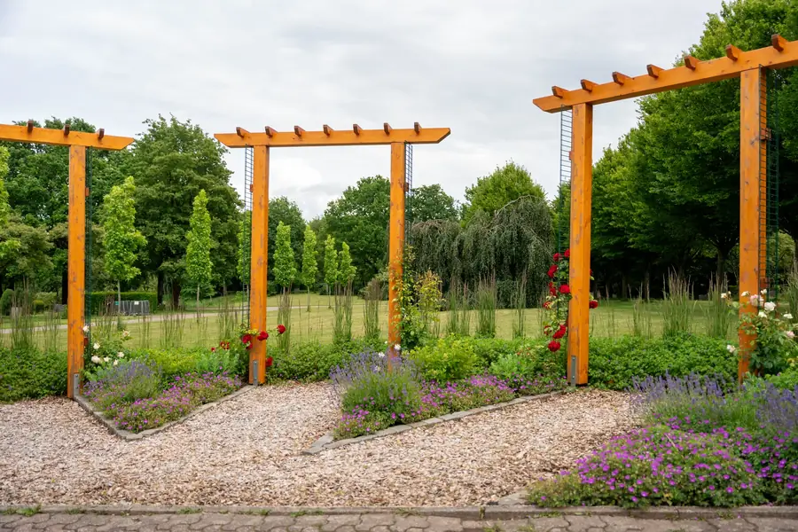 Städtischer Nordfriedhof Velbert – Gemeinschaftsgrabanlage mit Holzpergolen, Rosen und Stauden