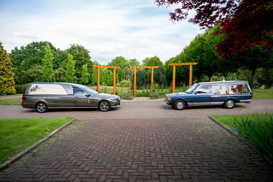 Städtischer Nordfriedhof Velbert – Bestattungswagen des Beerdigungsinstituts Velleuer vor der Gemeinschaftsanlage